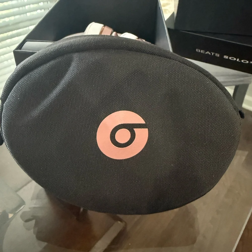 Beats by Dre Solo3 Wireless On-Ear Headphones - Pink - Picture 4 of 7